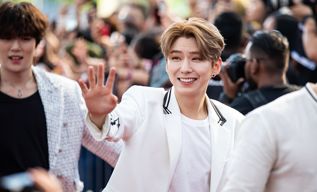 Monsta X S Kihyun Shocked Fans By Performing Despite Serious Injury E Online Ap